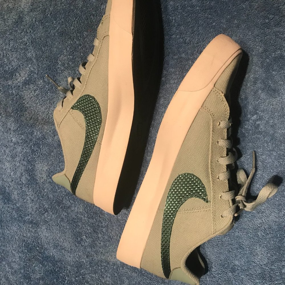 Cute Nike sports shoes Greenish color - Picture 3 of 3